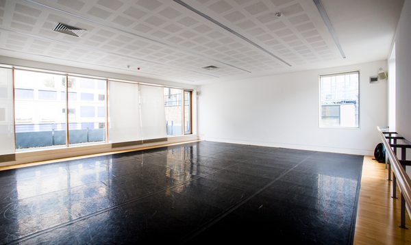 Image of an empty studio with mirrors on the left